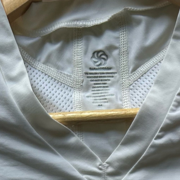 Intelliskin Top Posture Compression
Short Sleeve Tee Stretch V-Neck
Women M - Picture 9 of 9